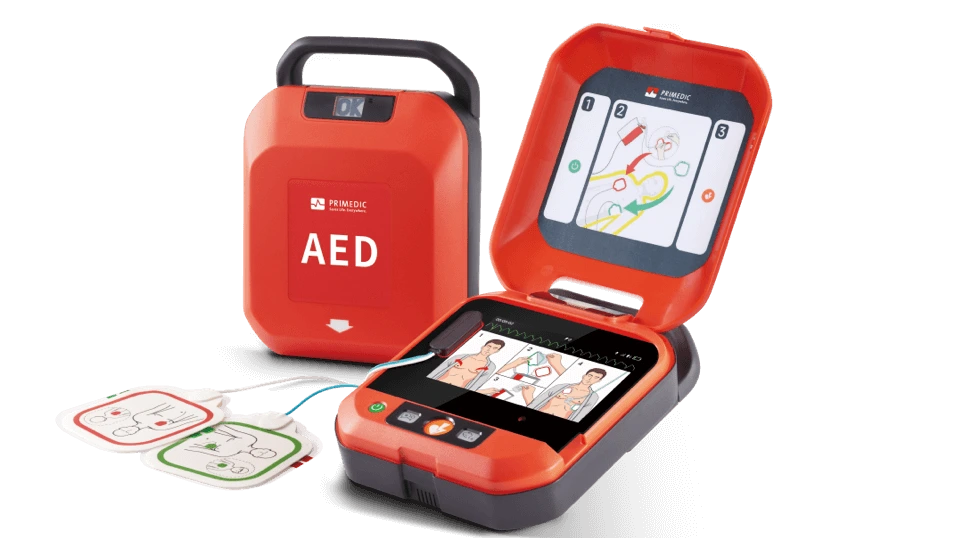 HeartSave Y/YA mit geöffnetem Deckel, Elektroden und geschlossener Ansicht.