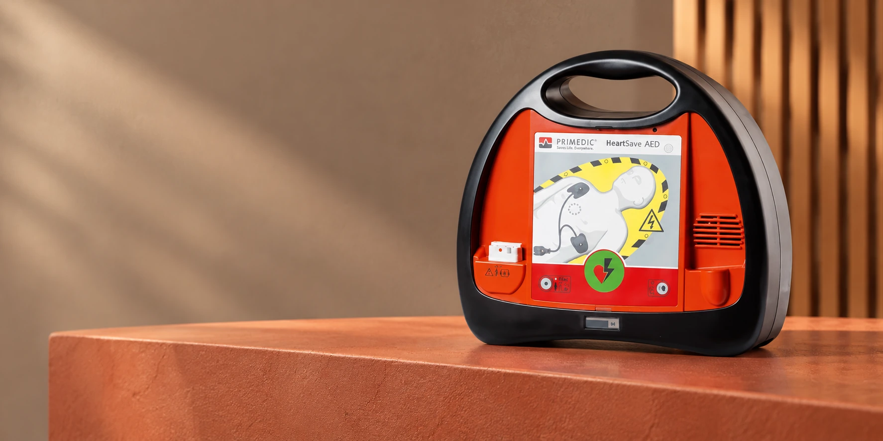 HeartSave Classic AED als Hauptmotiv auf einer warmen Ablage