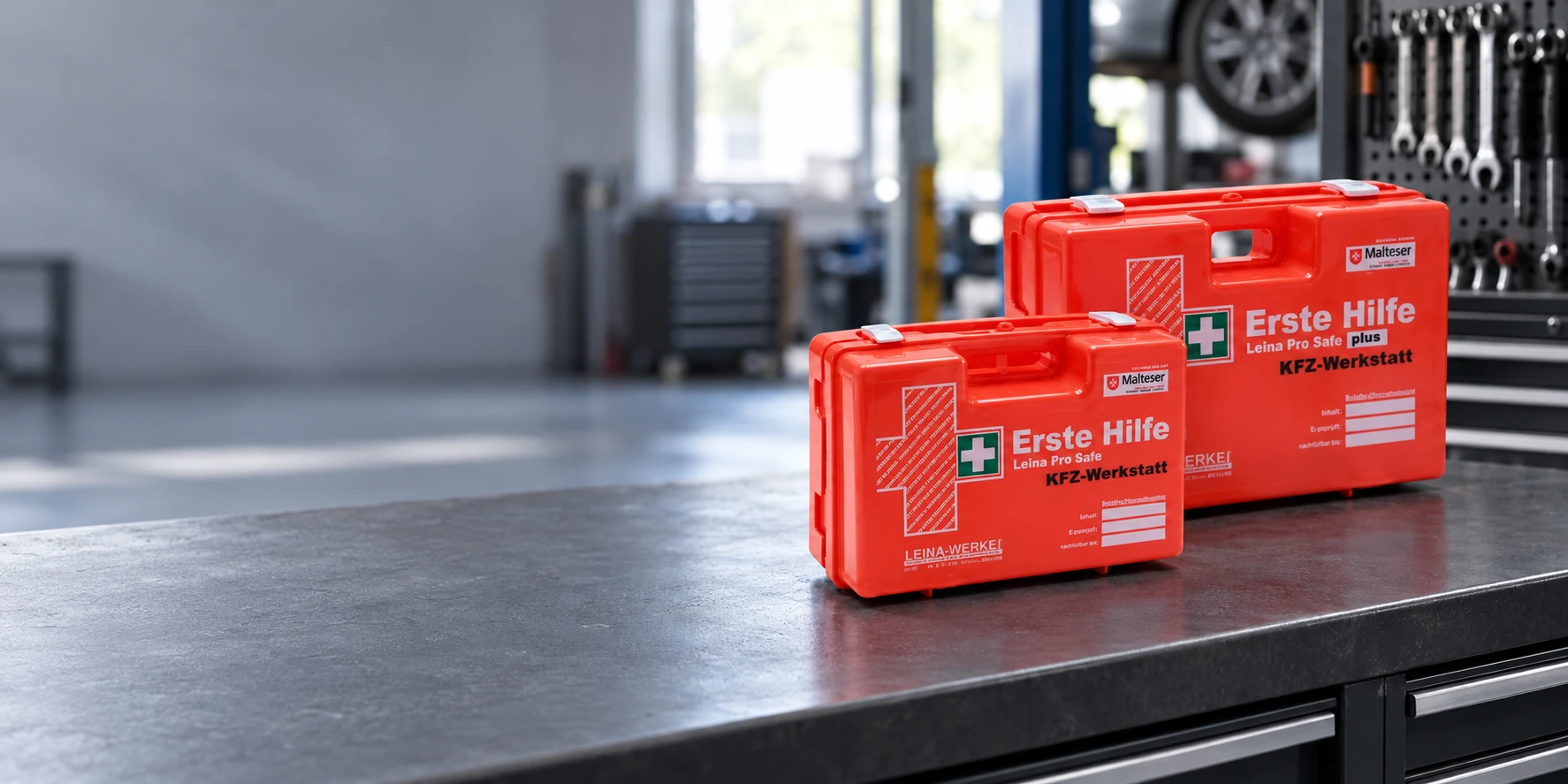 Rote Pro-Safe-Koffer in zwei Größen in einer Werkstatt